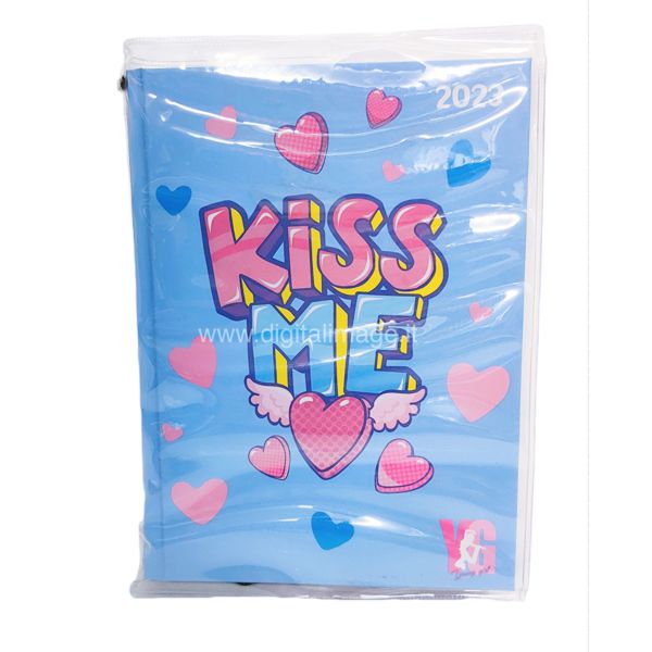 diario datato 2023 kiss me young people di pool over