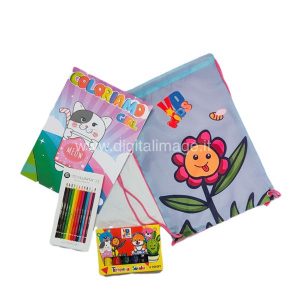 Confezione regalo contenente una sacca con stampa di un fiore, pastelli, tempera solida e un album da colorare